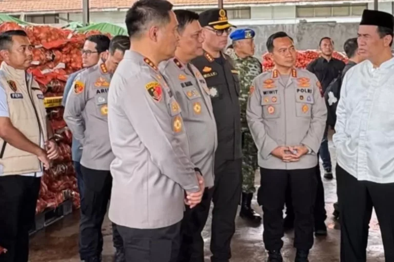 Mentan Andi Amran Sulaiman Tegaskan Akan Sikat Tuntas Kejahatan di Sektor Pertanian Saat Mengecek Hasil Selundupan Bawang