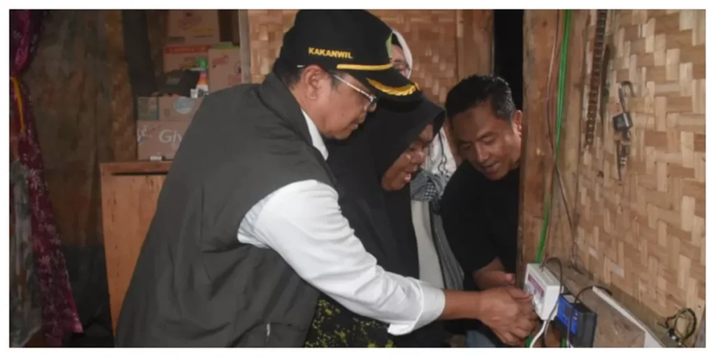 Puluhan Tahun Tak Menikmati Listrik, Kini Bantuan Listrik Kembali Dirasakan Oleh Sebagian Warga di Daerah Ini